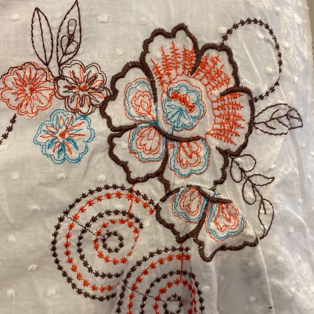 White skirt with embroidered flowers and designs in brown orange and turquoise - Picture 3 of 4